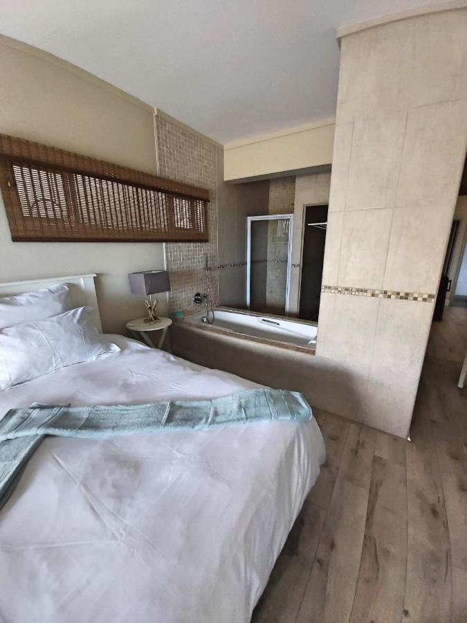Whale Rock, Modern Beachfront Apartment Margate Buitenkant foto
